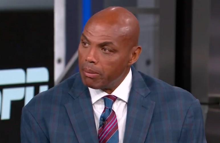 九游游戏中心官网-巴克利：阿德巴约该庆幸他在2026年打球，在过去我们会“杀”了他