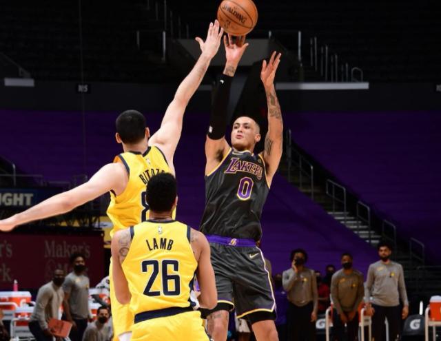 九游游戏中心官网-末节15分助湖人逆转 库兹马还悄然成为队内篮板王